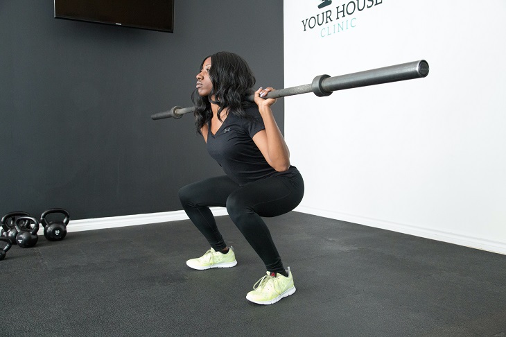 woman lifting weights to build muscle